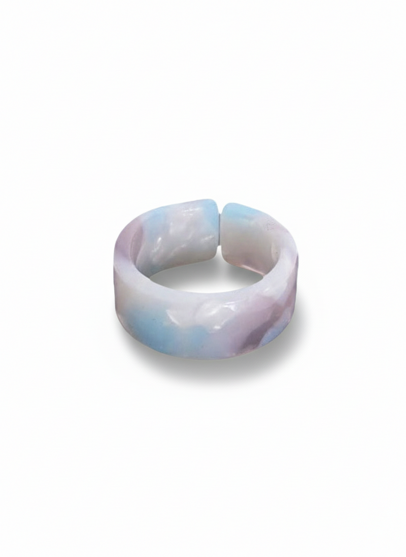 Anello Tie-Dye di GLAMORIZE STUDIO con design colorato e originale, visibile in immagine su sfondo neutro.