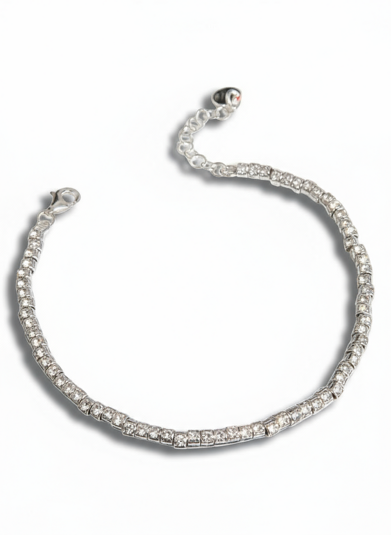Bracciale Avalon in argento 925 di Glamourize Studio con design elegante e dettagli raffinati, visibile in primo piano.