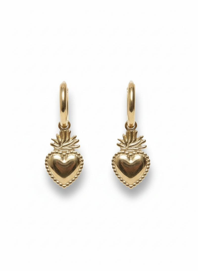 Orecchini Holy Heart di GLAMORIZE STUDIO, pendenti con cuore in metallo dorato e dettagli eleganti, stile raffinato e moderno
