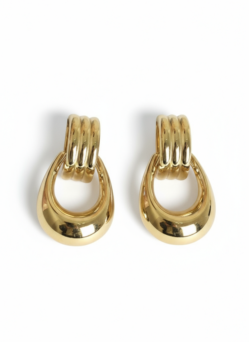 Orecchini Amelia di GLAMORIZE STUDIO con design elegante e dettagli raffinati, indossati su una mano.
