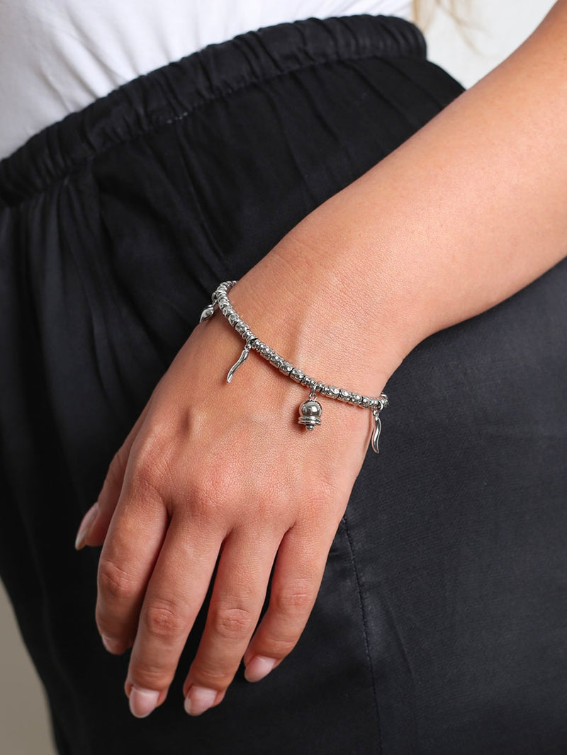 Bracciale Lara di GLAMORIZE STUDIO in metallo con dettagli eleganti, indossato al polso.