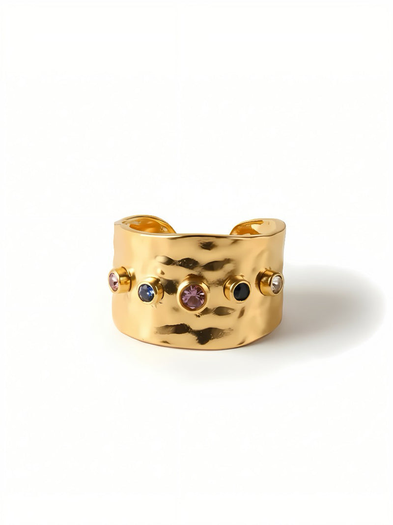 Anello Cleopatra in oro con dettagli eleganti, brand GLAMORIZE STUDIO, mostrato in primo piano su sfondo neutro.