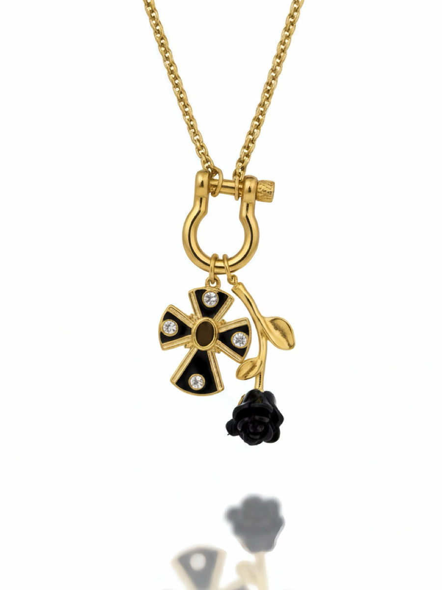 Collana Morgana di GLAMORIZE STUDIO, dettagliata con pendente elegante e finiture lucide, visibile in primo piano nell'immagine.