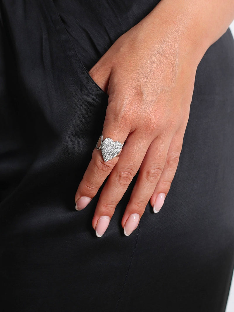 Anello con cuori di Glamourize Studio, gioiello elegante con dettagli a forma di cuori in metallo lucido.