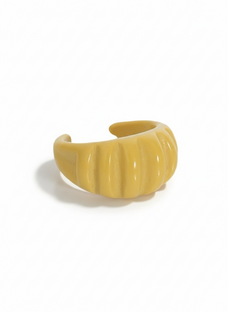 Anello Coraline di GLAMORIZE STUDIO con design elegante in oro e pietre colorate, visibile in primo piano.