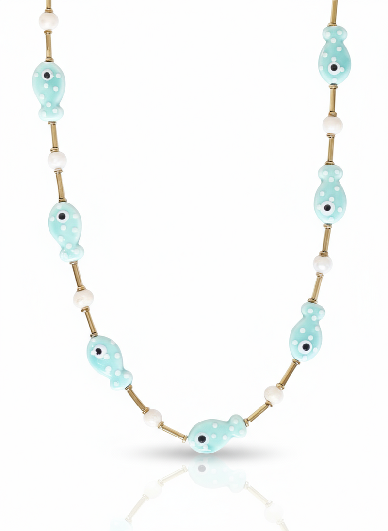 Collana Calfù di Glamourize Studio in metallo con dettagli eleganti, indossata come accessorio moda raffinato.