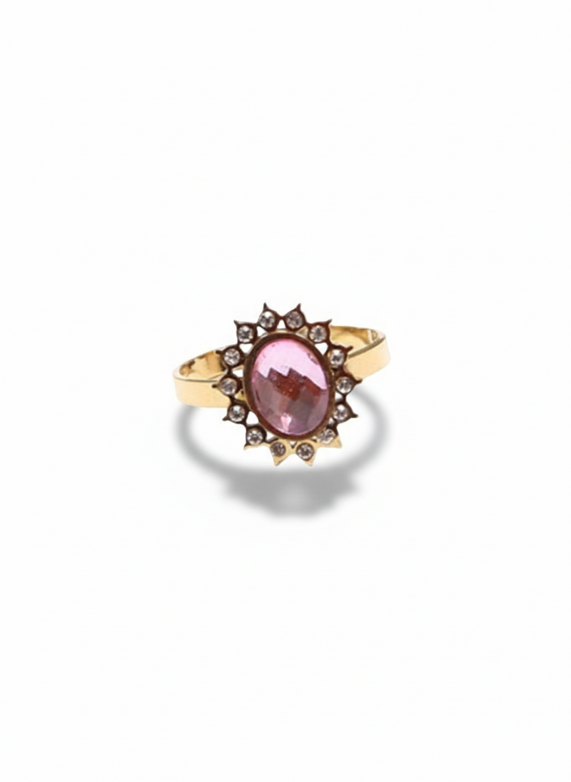 Anello Rose in oro con design elegante, indossato su dito femminile, da GLAMORIZE STUDIO.
