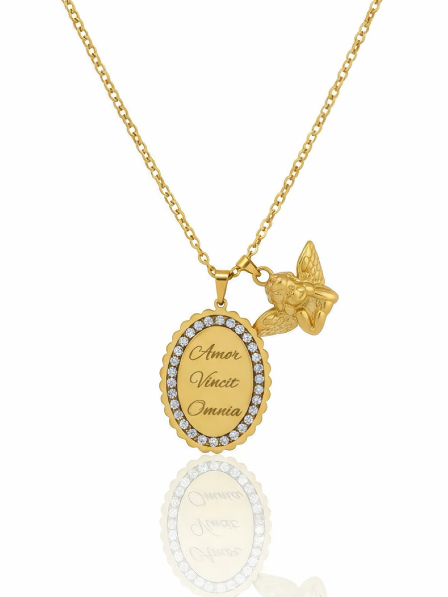 Collana Celestial personalizzata di GLAMORIZE STUDIO con pendente decorato e design elegante, vista frontale.