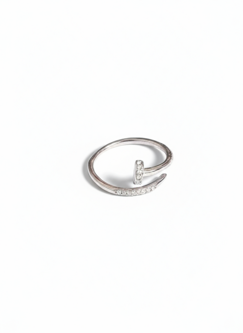 Anello Nail 2.0 di Glamourize Studio, dettaglio dell'anello decorato con nail art in metallo lucido e design moderno.