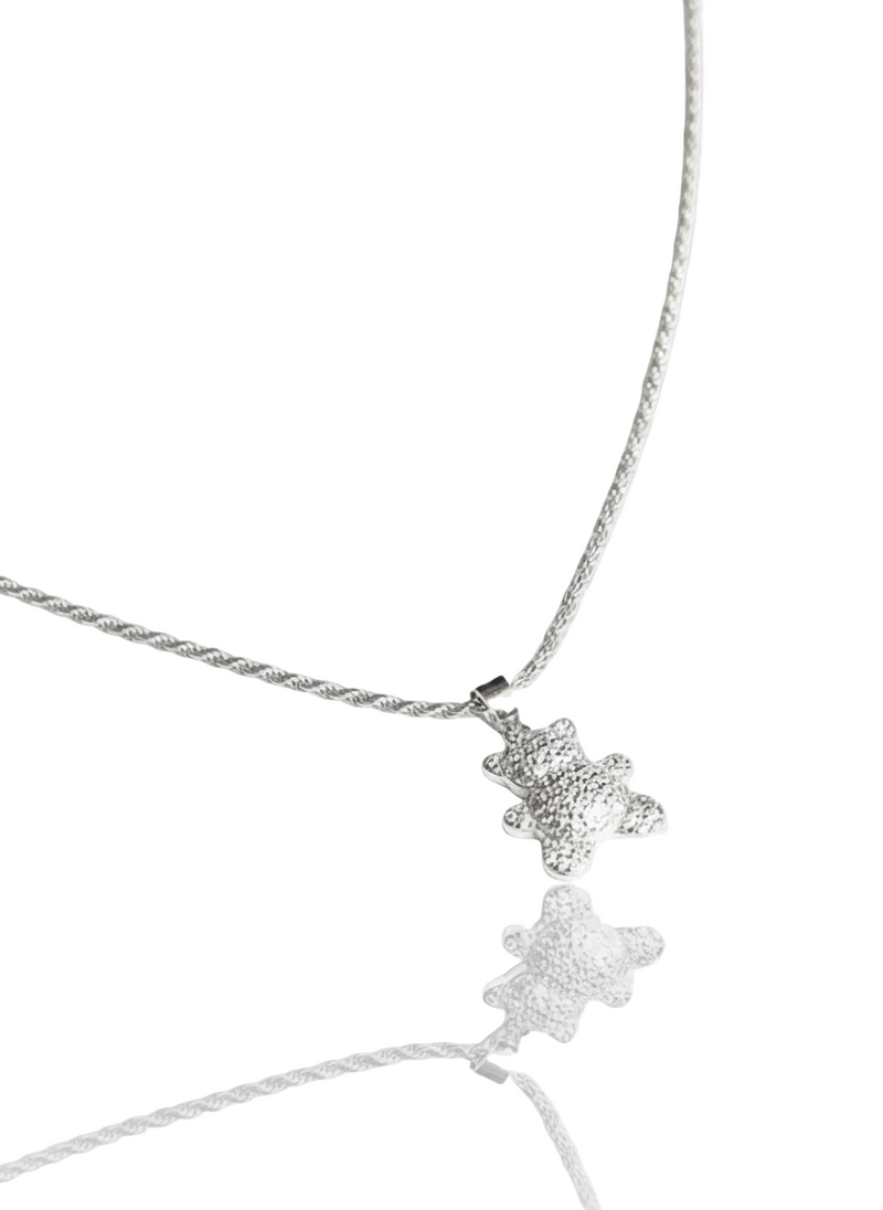 Collana Teddy in argento 925 di GLAMORIZE STUDIO, dettaglio di una delicata collana con pendente a forma di orso.