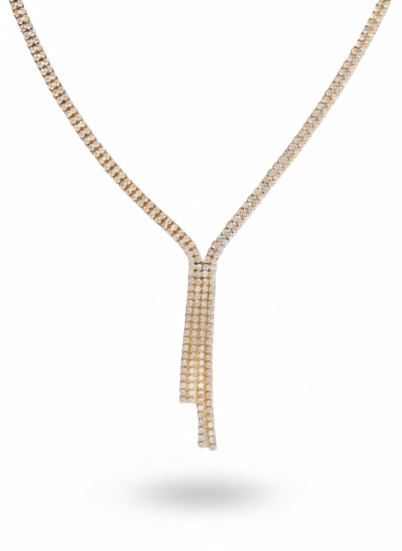 Collana elegante Layla di GLAMORIZE STUDIO con design raffinato e dettagli luminosi, indossata su sfondo neutro.