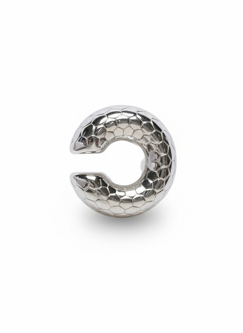 Earcuff Snake Chunky di GLAMORIZE STUDIO, dettaglio di un elegante orecchino a fascia con design a serpente robusto e moderno.