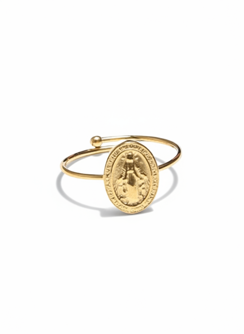 Anello Madonna in metallo con dettaglio decorativo, brand GLAMORIZE STUDIO, visibile in primo piano con sfondo neutro.