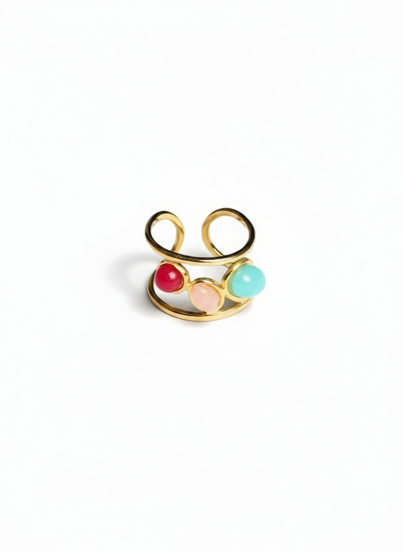 Anello Dafne in metallo con design elegante, indossato al dito, brand Glamorizе Studio.