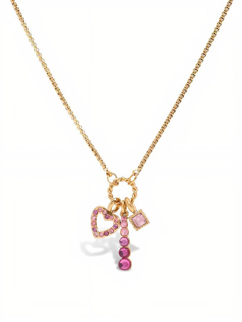 Collana Rosalinda di Glamoriz Studio con ciondolo elegante e dettagli raffinati, indossata su sfondo neutro.