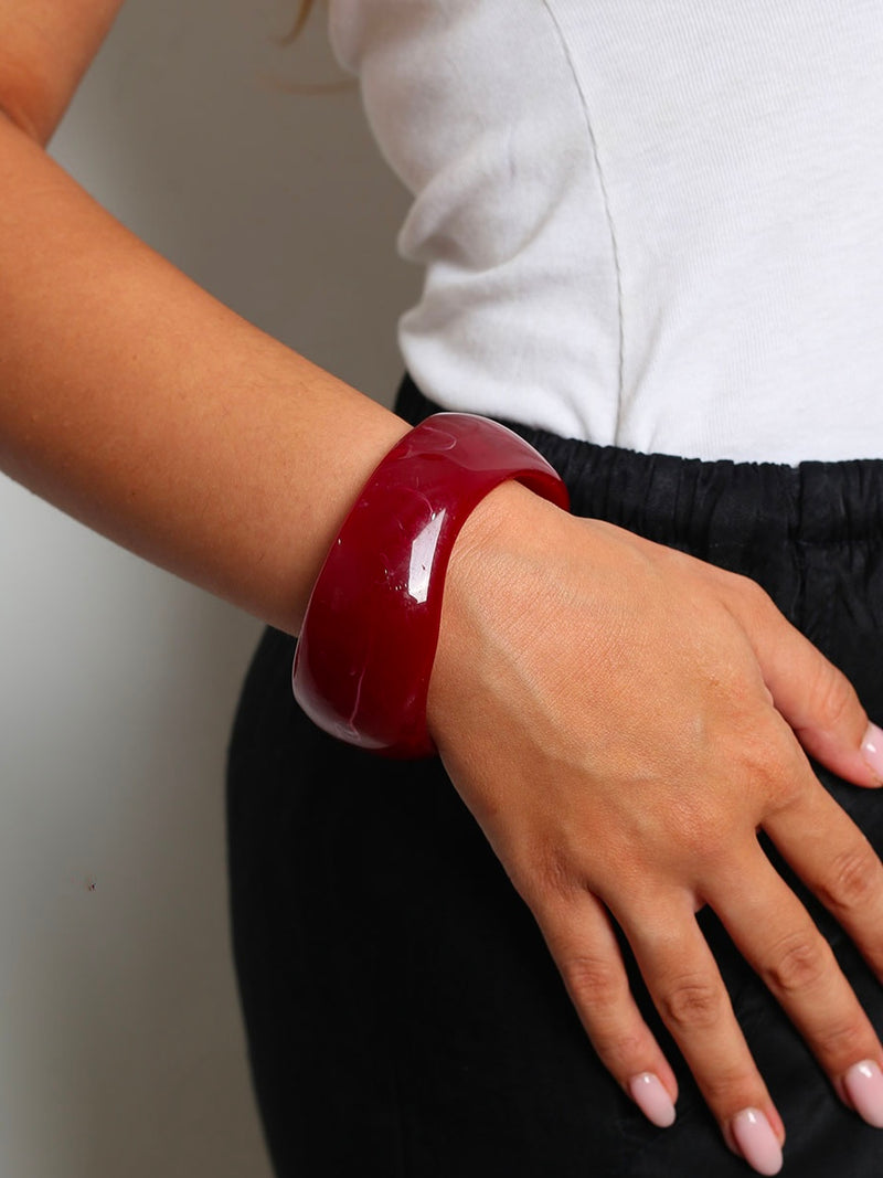 Bracciale Imani di glamorizeshop in metallo con dettagli eleganti e design raffinato, visibile in primo piano.