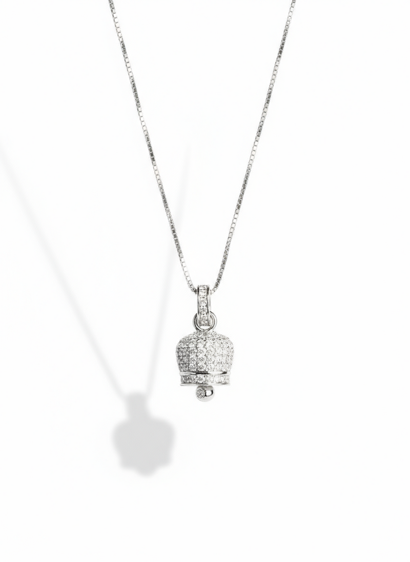 Collana campanella in argento 925 di Glamourize Studio, dettaglio con pendente a forma di campana.