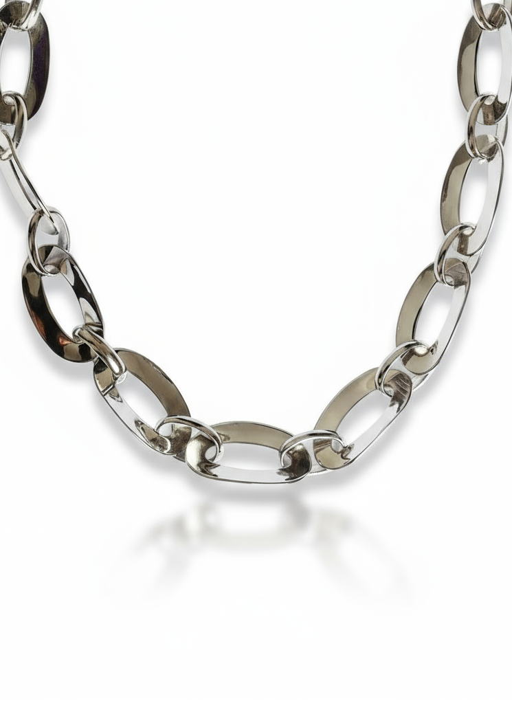 Collana Katia di GLAMORIZE STUDIO con pendente elegante, indossata, mostra dettagli raffinati e design moderno in metallo dorato
