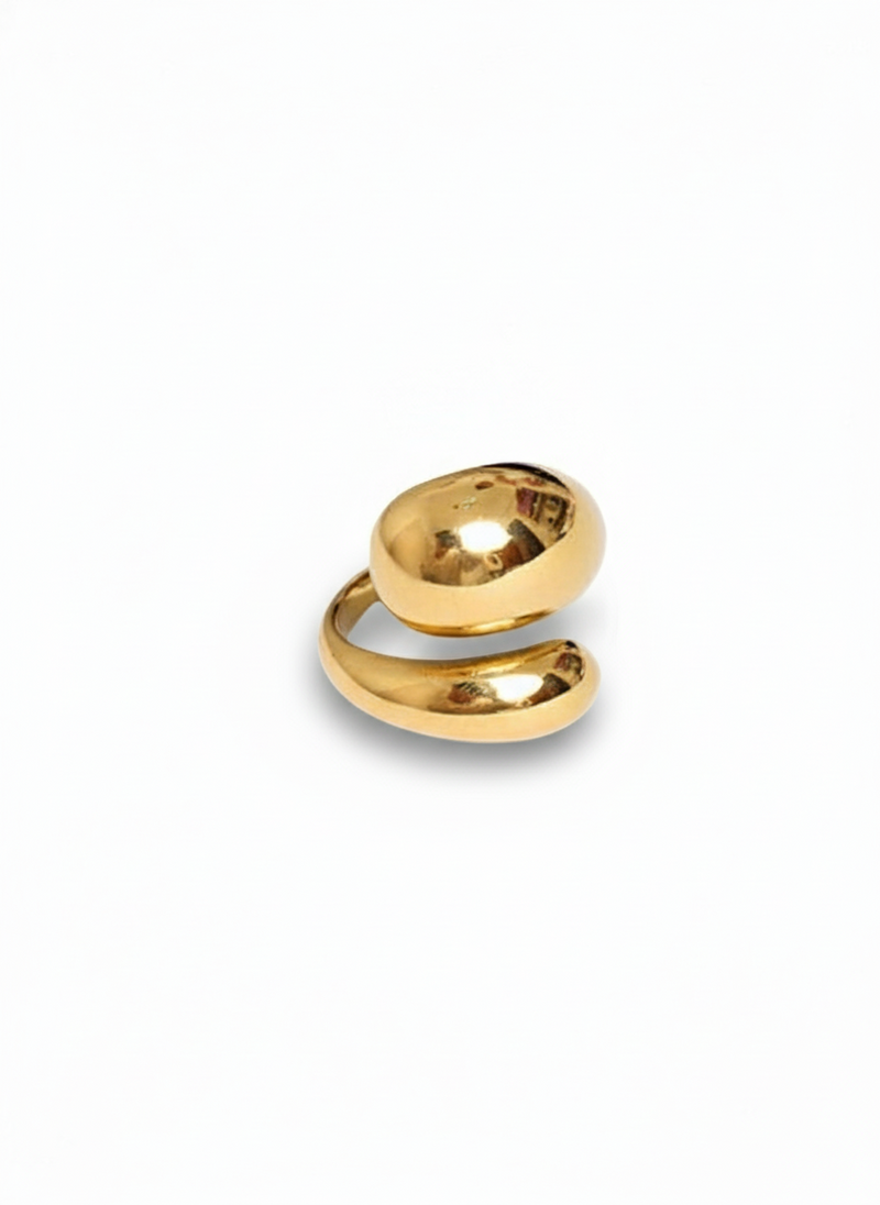 Anello Marzia di Glamorzise Studio in metallo con design elegante e dettagli raffinati.