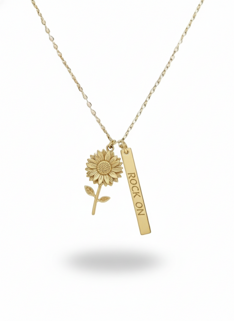 Collana Ari personalizzata di GLAMORIZE STUDIO, con ciondolo raffinato e dettagli eleganti, indossata da una modella.