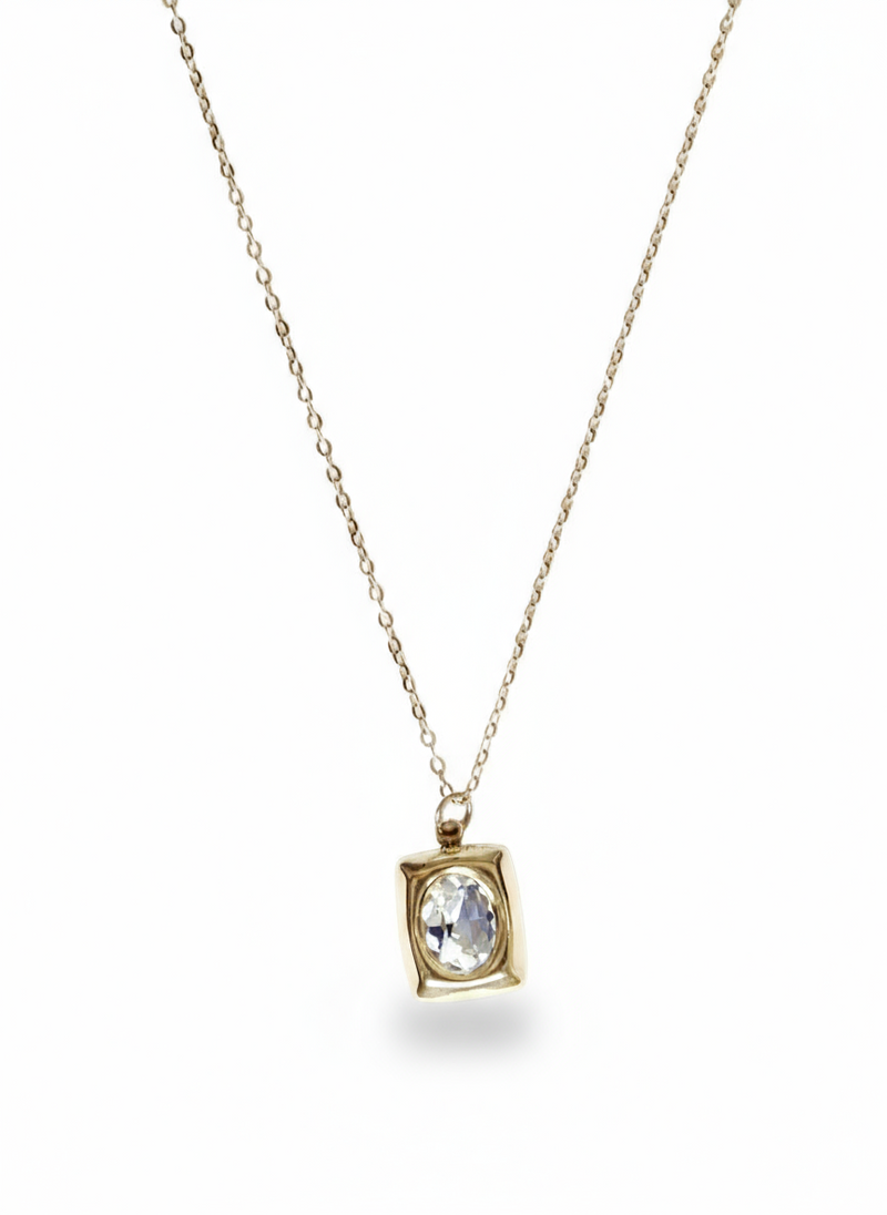 Collana Luce di GLAMORIZE STUDIO, elegante con dettagli luminosi, visibile con catenina e pendente raffinato.