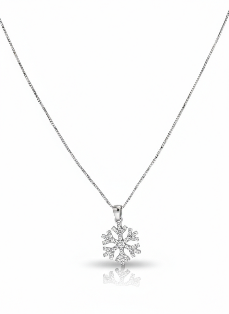 Collana Neve in argento 925 di GLAMORIZE STUDIO, dettagli delicati e lucenti, indossata su sfondo neutro.