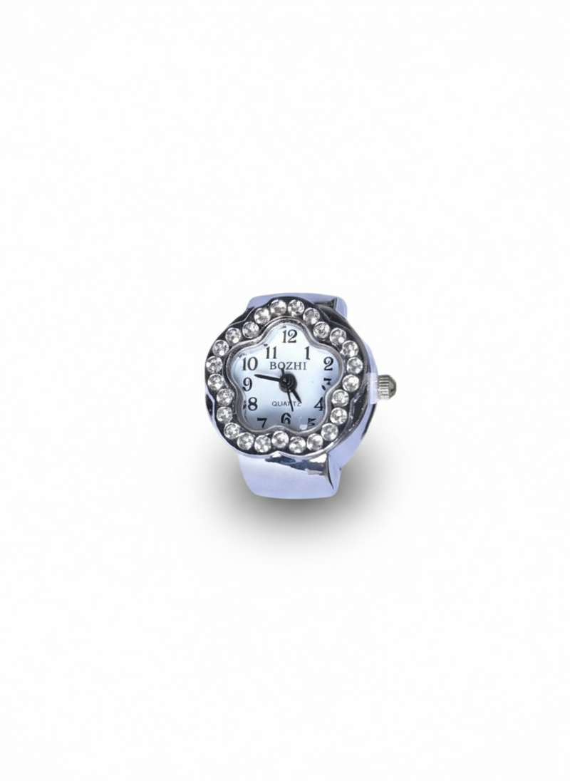 Anello orologio glamour di Glamorizz Studio con cinturino in metallo e dettagli eleganti, visibile in primo piano.
