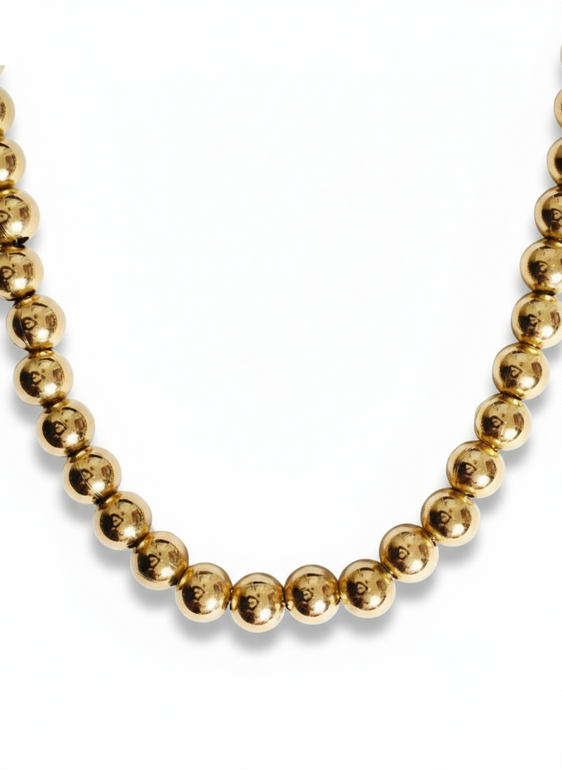 Collana Sphere Big di Glamorizе Studio con grandi sfere in metallo, elegante e moderna, indossata su una modella.