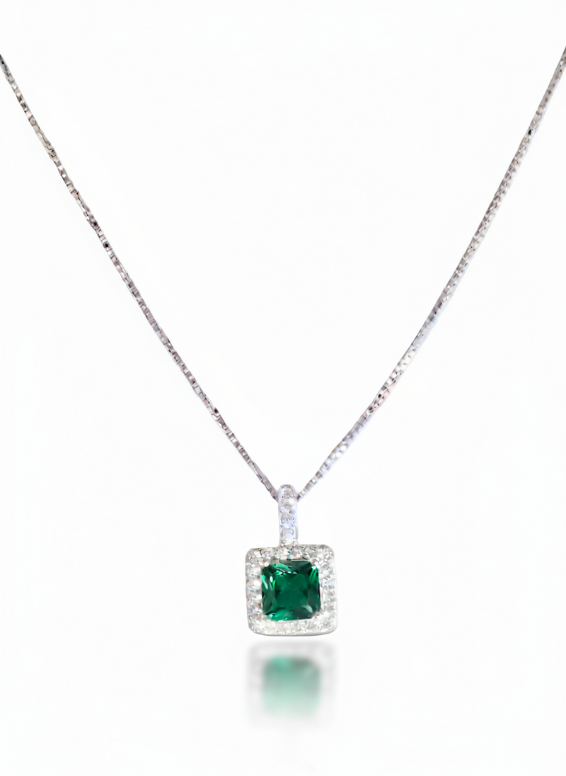 Collana Megane in argento 925 di Glamore Studio, con dettagli eleganti e lucenti, visibile in primo piano.