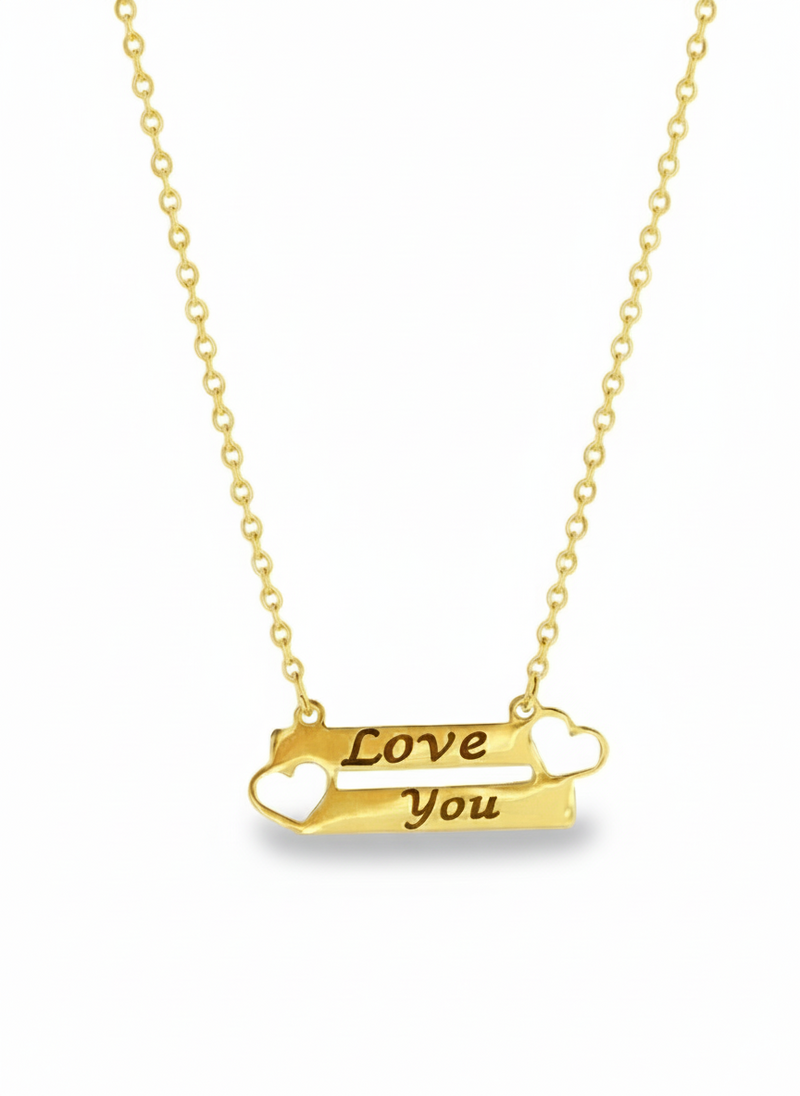 Collana personalizzata Amore di GLAMORIZE STUDIO con pendente inciso, in argento lucido, su sfondo bianco.