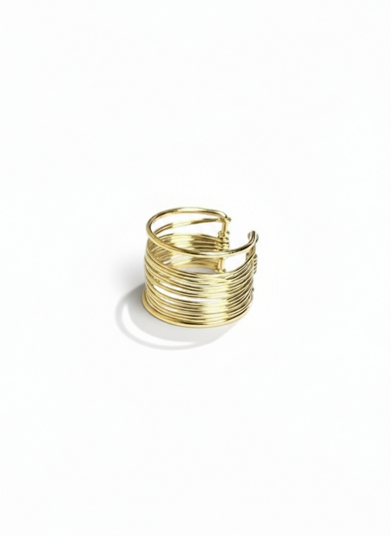 Anello Serena in argento con dettagli eleganti, firmato GLAMORIZE STUDIO, visibile in primo piano su sfondo neutro.