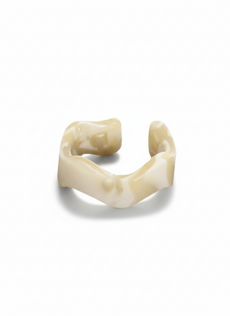 Anello Wavy in metallo, design ondulato, marca GLAMORIZE STUDIO, visibile in primo piano su sfondo neutro
