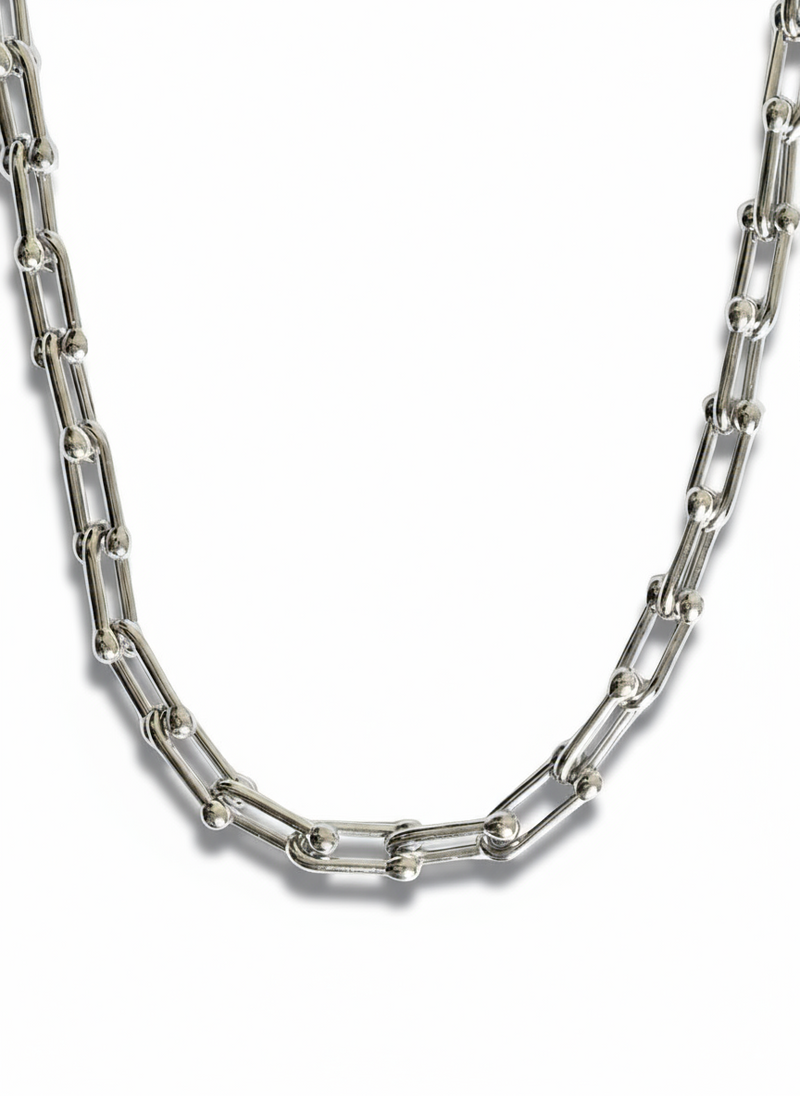 Collana Santa Clara in oro con dettagli eleganti, indossata come accessorio di moda femminile, di GLAMORIZE STUDIO.
