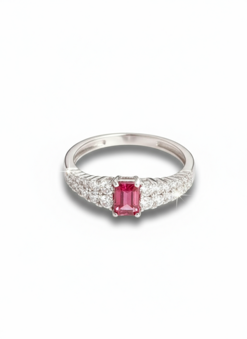 Anello Melissa in argento 925 con design elegante, indossato sulla mano, brand Glamorize Studio, dettaglio lucido e raffinato.