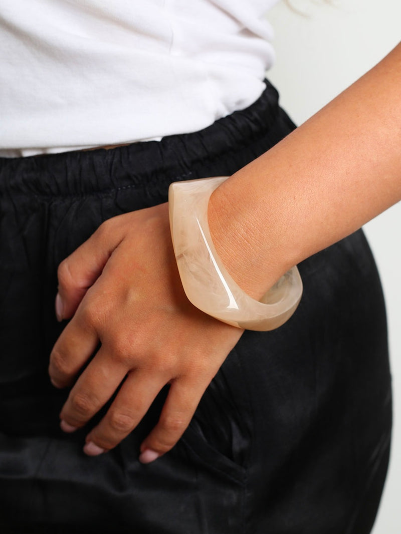 Bracciale Jamila di glamorizeshop con dettagli eleganti e design moderno, mostrato in primo piano con chiusura e decorazioni lucenti.
