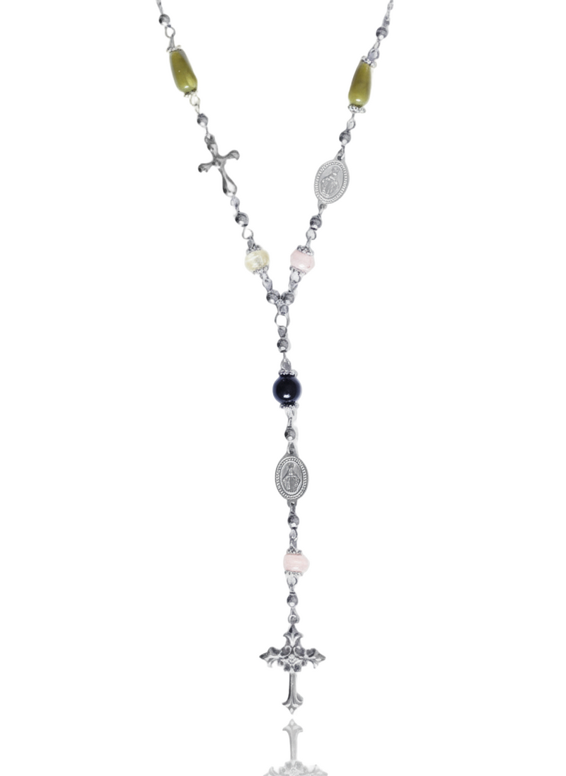Collana Reina di Glamore Studio, elegante gioiello in metallo con design raffinato, visibile in dettaglio sull'immagine.