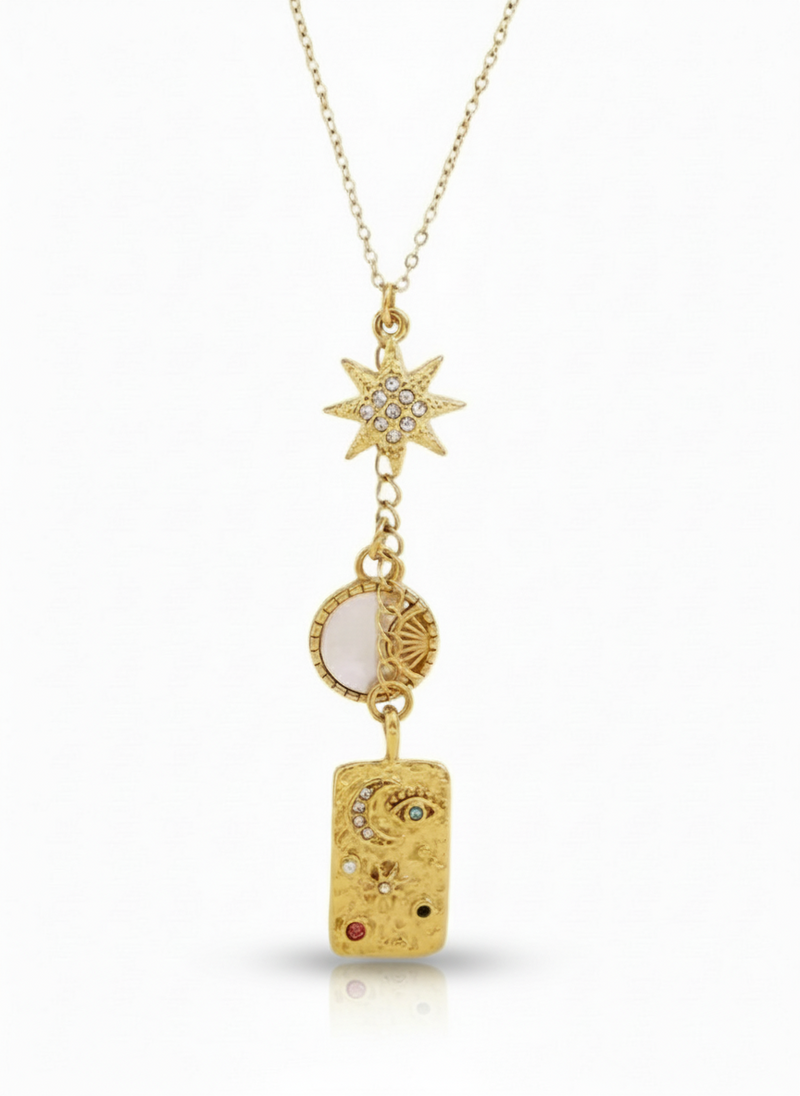 Collana Nour di Glamourize Studio con pendente elegante, mostrata indossata su modello, in stile contemporaneo e raffinato.