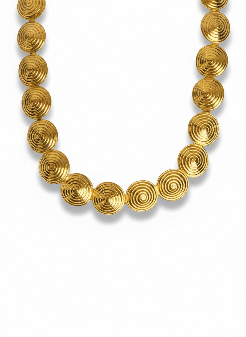 Collana Mara di GLAMORIZE STUDIO con pendente elegante in argento, dettagli raffinati e stile moderno, visibile in primo piano.