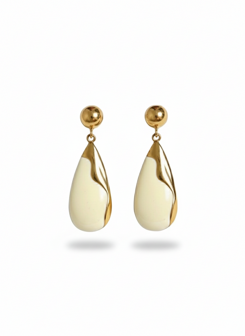 Orecchini Alice di Glamoriz Studio, eleganti orecchini pendenti con dettagli raffinati, presentati su sfondo neutro.