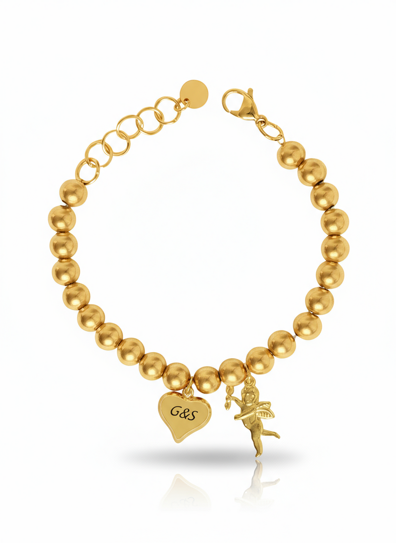 Bracciale Cupido personalizzato di GLAMORIZE STUDIO con charm e dettagli eleganti, in metallo lucido, su sfondo neutro.