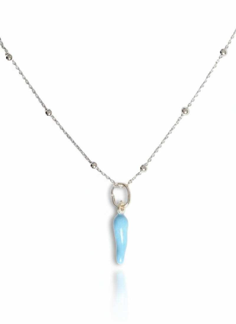 Collana Fortuna in argento 925 di Glamourize Studio, dettagliata con simbolo porta fortuna, su sfondo neutro.