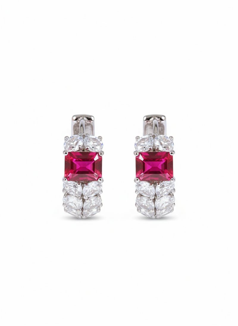 Orecchini Sofia in argento 925 di Glamourize Studio, eleganti con design raffinato, visibili in primo piano.