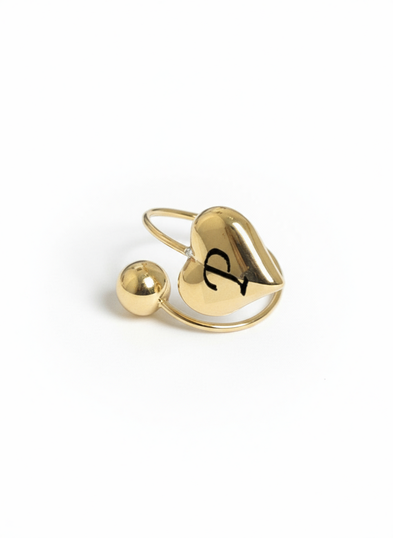 Anello personalizzato Hilda di GLAMORIZE STUDIO con design elegante in metallo, mostrato su uno sfondo neutro.