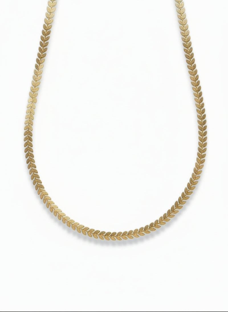 Collana Zahra di GLAMORIZE STUDIO, dettagliata con ciondoli eleganti, indossata su sfondo neutro, mostra il design raffinato.