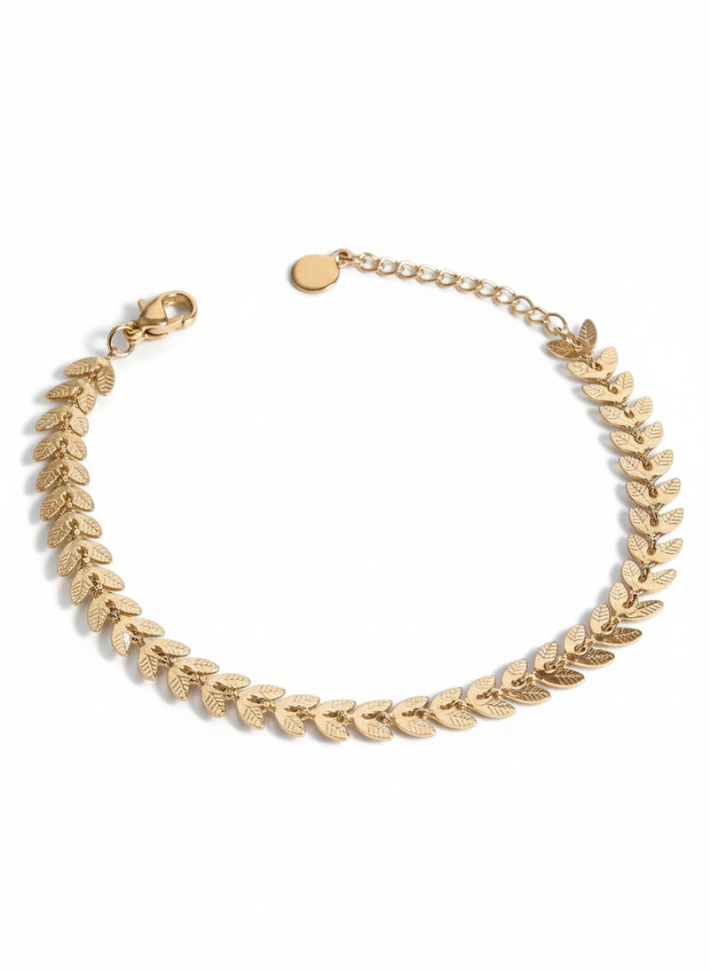 Bracciale Zahra di Glamourize Studio in metallo con dettagli eleganti e design raffinato, indossato al polso.