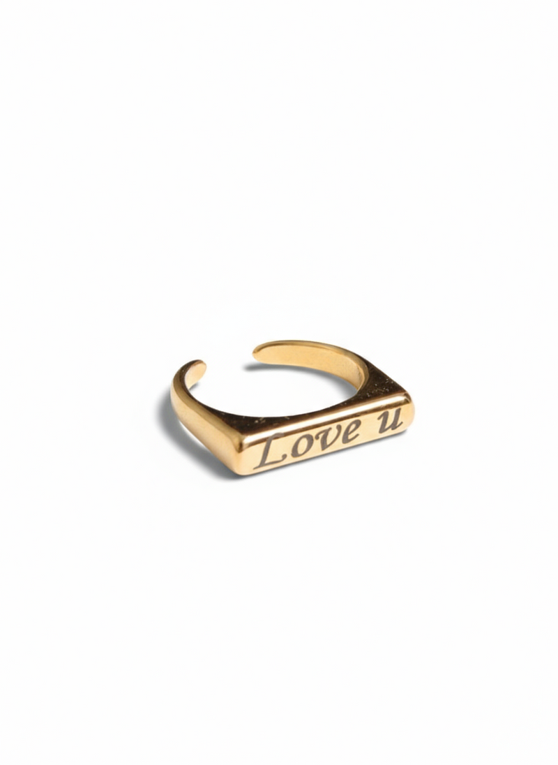 Anello Lena personalizzato di Glamorizе Studio, dettaglio con design elegante e finitura lucida, mostrato in primo piano.