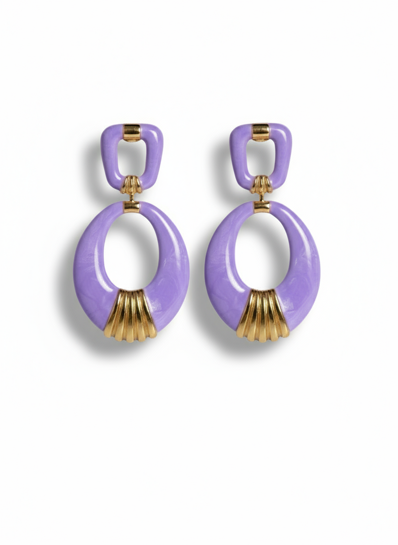 Orecchini Vera di GLAMORIZE STUDIO, eleganti e raffinati, con dettagli in metallo dorato e pietre decorative, visibili in primo piano.