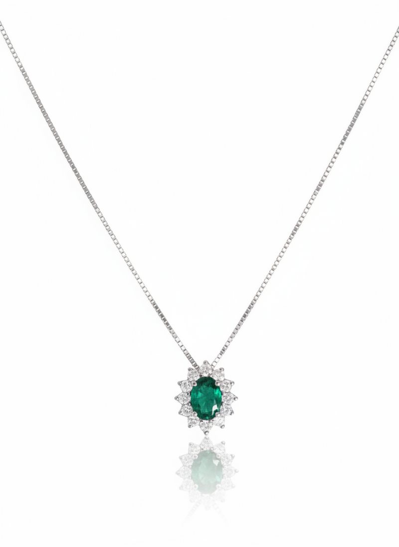 Collana in argento 925 di Glamorzine Studio, stile elegante con ciondolo, indossata come accessorio di moda.