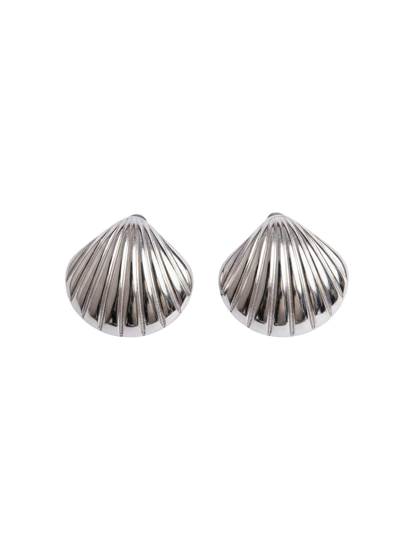 Orecchini conchiglia glamour in metallo dorato, dettagli eleganti e design naturale, firmati GLAMORIZE STUDIO.