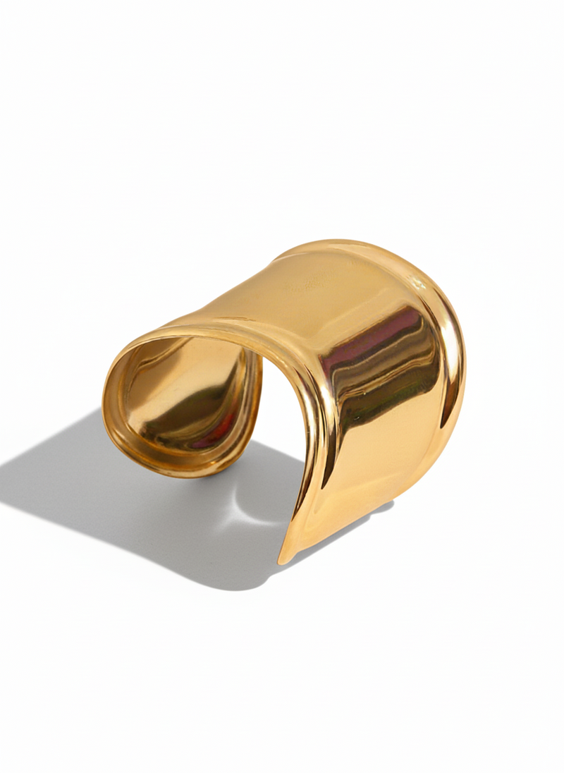 Bracciale Cleopatra in oro con dettagli eleganti, firma GLAMORIZE STUDIO, mostra il design raffinato e la finitura lucida.
